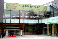 靑 사진기자단 MB 2년 보도사진전 '논란'