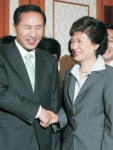 환호와 비난 속 ‘독주무대’