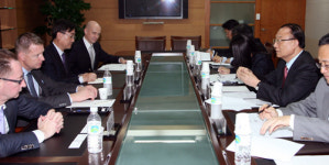 최시중 위원장, 한스 베스트베리 에릭슨 회장 면담