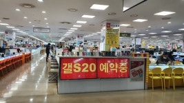 [르포] 코로나·보조금 쇼크에…얼어붙은 휴대폰 집단상가
