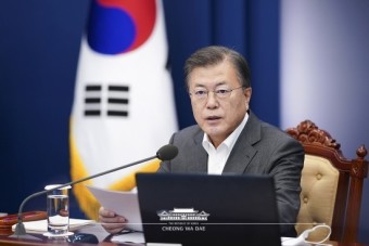 문재인 대통령 “반도체, 국가전략산업…강국 도약 강력 지원”