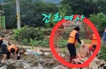 또 다시 도마오른 팬카페... 김건희 여사 수해 봉사활동 사진에 온라인 시끌
