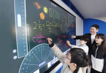 ‘전자칠판 수업・코딩로봇 조종’…LG전자-구글, 미래교실 제시
