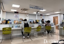 [현장] 일부러 아침 일찍 왔습니다 민원마비 후 첫 평일, 주민센터로 향한 시민들