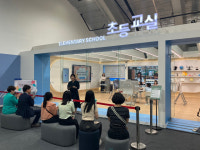 “전자칠판, 판서용도로 제한”…쉬운 디지털 교실, 어떻게 만들까