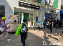 [트렌D] 명동 한복판에 뜬 ‘다이노탱’…MZ·외국인 관광객 발걸음 붙든 곳 가보니