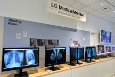 카페 진열장 열지 않아도 올레드가 열량 정보 척척…LG전자, B2B 솔루션 공개