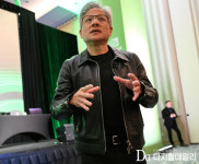 젠슨 황 엔비디아, ‘GPT 언어→코스모스 물리’ 확장…AI, 인간 이해 넘었다 [CES 2025]