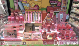 [르포] 민생쿠폰 손님 몰린 올리브영 가맹점…매대 텅, 계산대 북적