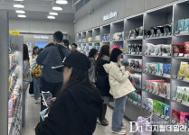 [현장] 출국 전 마지막 코스…올리브영 두타점, K-뷰티 심야 쇼핑 성지로