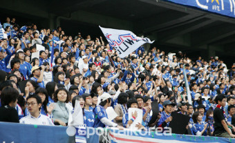 수원, 2만 7천 관중 몰려 축구열기 재확인