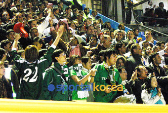 [AFC 챔스리그 이모저모] 4명의 전북 서포터, 4만 관중에 맞서