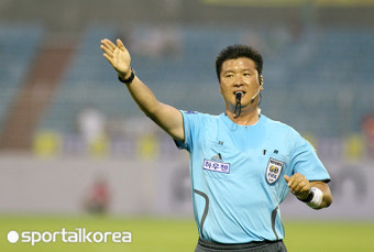[전남vs포항] 판정을 내리는 최명용 주심