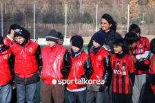 동장군에 놀란 천상의 목소리, 빈 합창단-리틀 서울 친선축구 무산