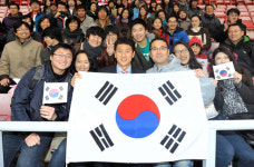 지동원, 100여명 교민 응원으로 힘이 펄펄