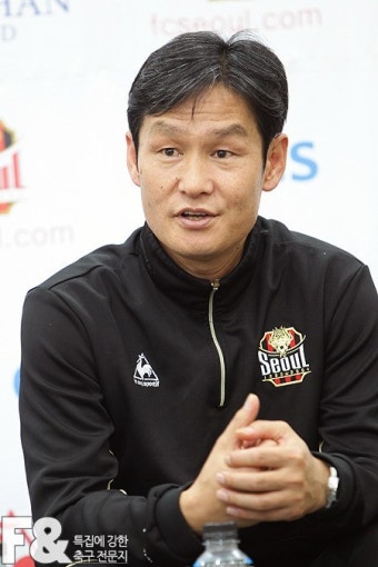 [포토] 최용수 감독, '축구는 해봐야 알죠'