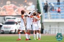 [K리그1 8R] 수적 열세 이겼다…강원, 제주 원정서 4-2 승리