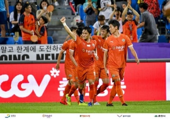 강원FC, '포항 킬러' 조재완 결승골로 포항 격파