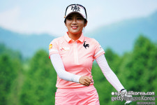 [패션X골프] ‘상금여왕’ 이보미, 필드를 화려하게 수놓는 패션 리더