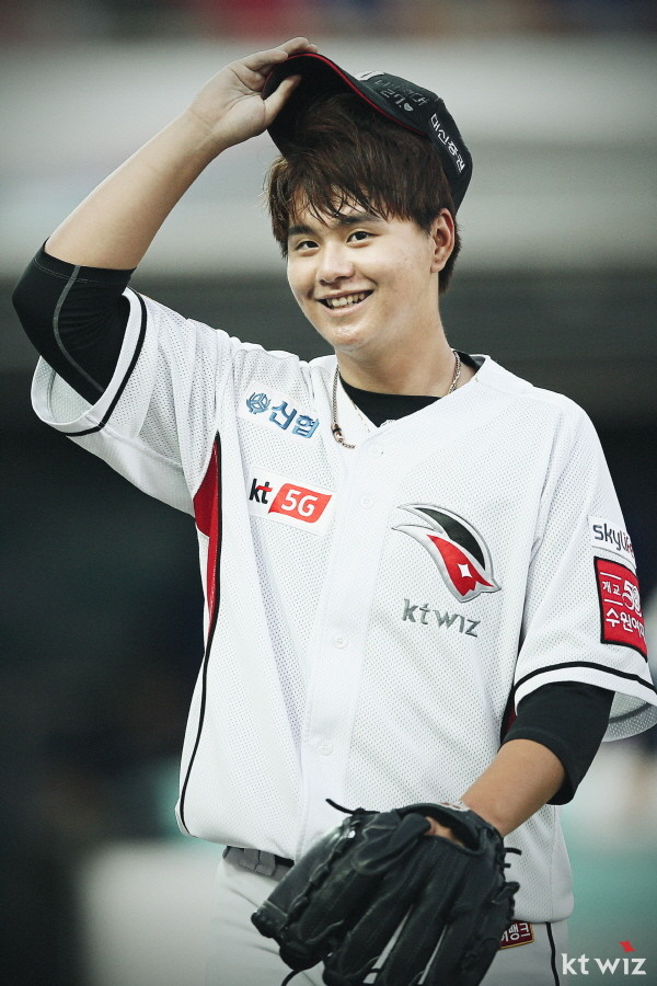 SSG와 KT, 오원석과 김민 교환 트레이드로 선발진과 불펜 강화!
