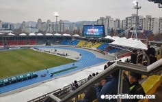 [현장 스케치] 탄천에서도 쾌유 빌었다, 유상철 감독 위해 30초 박수