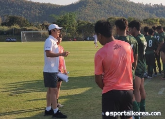[여기는 치앙마이] 신태용의 인니 U-19팀, 분명 변하고 있다...경희대 꺾고 '첫 승'