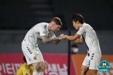 [K리그2 20R] '라스 멀티골' 수원, 충남아산에 2-0 승리...'제주와 2점 차'