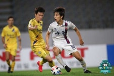 [K리그2 20R] 라스 멀티골 수원, 충남아산에 2-0 승리...제주와 2점 차