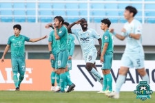 [K리그2 리뷰] 서울 이랜드 3위 재탈환, 10명 안산 3-0 제압…PO 보인다