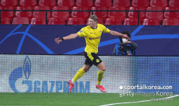 [UCL 리뷰] ‘홀란드 2골 1도움’ 도르트문트, 세비야 3-2 꺾고 기선제압