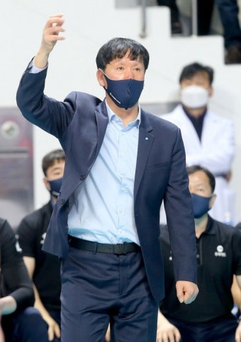 [오피셜] 우리카드, 팀을 강팀으로 변모시킨 신영철 감독과 3년 재계약