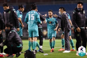 [K리그2 11R] '산티아고 데뷔골' 안산, 1위 안양 6연승 제동…3-2 승리