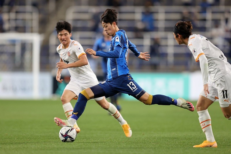 수원 삼성 김민준, K리그2 23라운드 MVP 선정! 유효슈팅 5개 막은 눈부신 선방으로 팀 승리 이끌어 함.