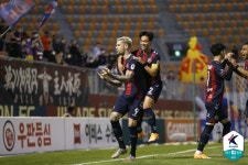 [K리그1 17R] 3-0→3-3→4-3 난타전 승자는 포항, 수원FC 제압... 임상협 해트트릭