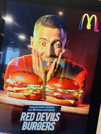 아자르, 아예 맥도날드 햄버거 광고 모델로 변신...'얄미워 죽겠네'
