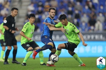 [K리그1 29R] 선두 울산, 2위 전북과 혈투 끝 0-0 무승부... ‘승점 4점 차
