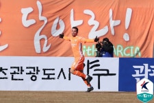 [K리그1 1R] 디노 데뷔골-김대원 쐐기골 강원, 골대 불운 성남에 2-0 승리