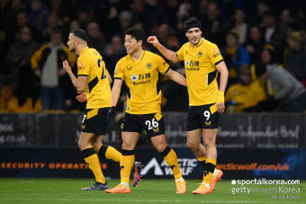 [EPL 19R] ‘황희찬 1호 도움+61분 소화’ 울버햄프턴, 왓포드 상대 4-0 완승