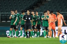 [K리그1 34R] ‘구자룡 헤더 결승골’ 전북, 강원 1-0 제압..우선 ‘2위 확정’