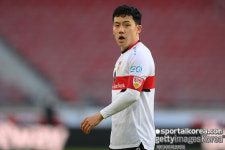 우영이 잘 부탁해! ’日 국가대표 캡틴‘ , 슈투트가르트 주장 연임