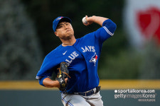 쿠어스필드, 아쉬운 볼판정 악재 극복한 류현진, 5이닝 2실점 호투...불펜 방화에 4승 불발