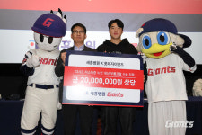 롯데, 구단 공식 협력병원과 함께 사회공헌 기부금 전달...사회적 책임 실천 앞장