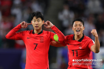 '이것이 대표팀 주장의 품격' 캡틴 손흥민, 인종차별 겪은 황희찬 품었다... 