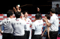 크라운해태-우리금융캐피탈,  선두권 하나카드-휴온스 나란히 제압...SK렌터카 우승 PBA 팀리그 1R 종료