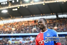 맨유의 이적 시장은 멈출 기미가 안 보인다... 이제는 왼쪽 풀백 영입 준비→크리스탈 팰리스 풀백이 1순위