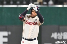 '200안타 도전' 복덩이 레이예스, 손아섭 제치고 롯데 최다 안타 신기록...KBO 역대 6위 도약