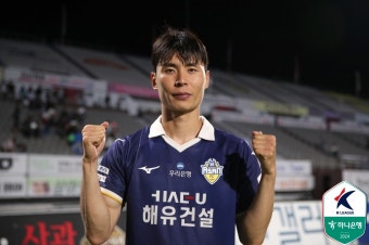 [현장핫피플] '깜짝 멀티골' 충남아산 김종석이 천안전 세리머니를 자제한 이유는?