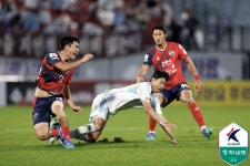[K리그1 34R] 1위 울산·2위 김천, 우중 혈투 속 0-0 무승부... ‘승점 5점 차 유지’