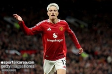 민망해 죽겠다 맨유, 자존심 어디로 갔나…맨시티에 우리 선수들 전용기 좀 태워줘, 돈 아껴야 해 굽신