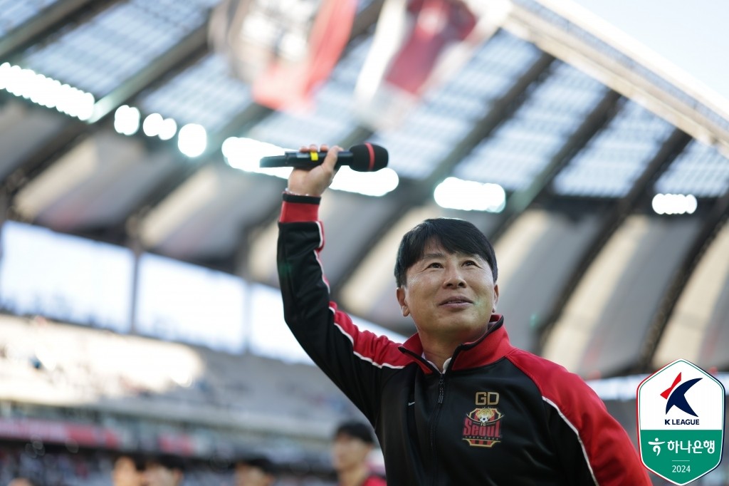 서울 FC, 바르셀로나와의 패배 속 아쉬움 남기며 리그에서의 성과에 모든 것 걸다